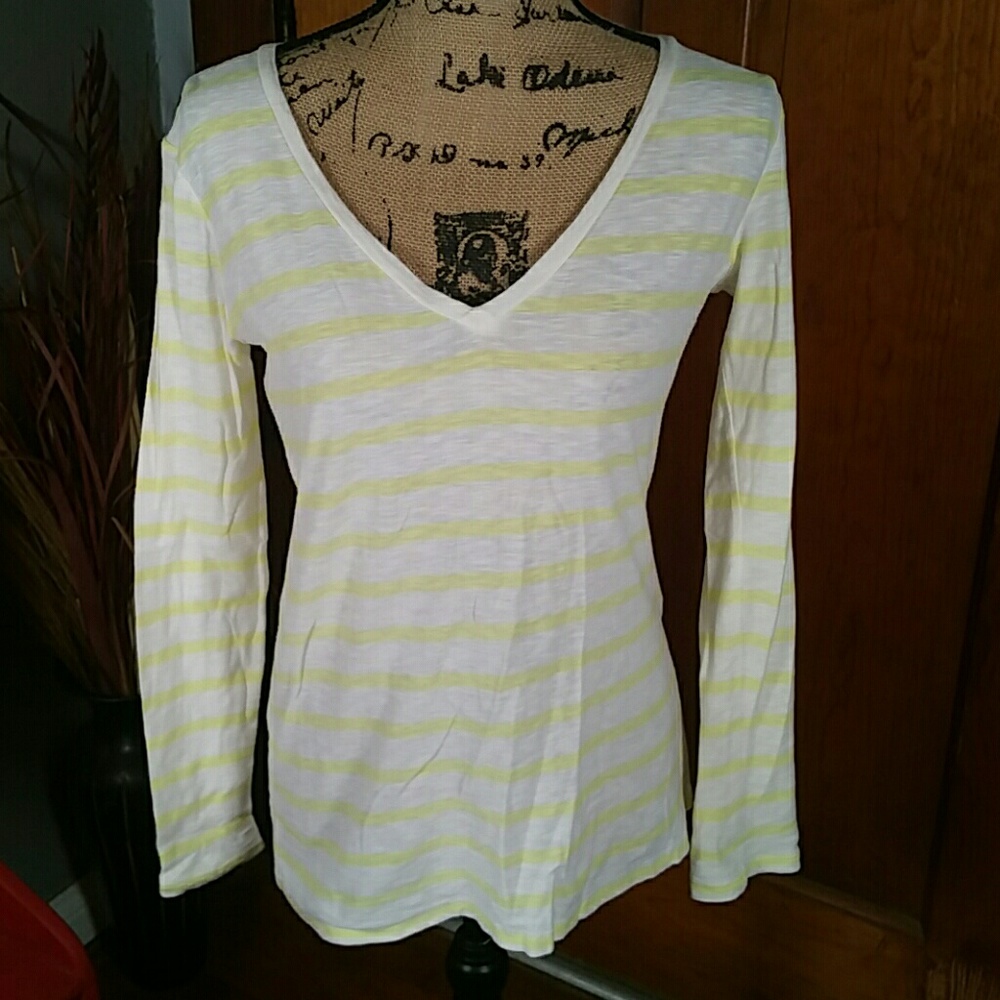 GAP Essential V-neck Tee